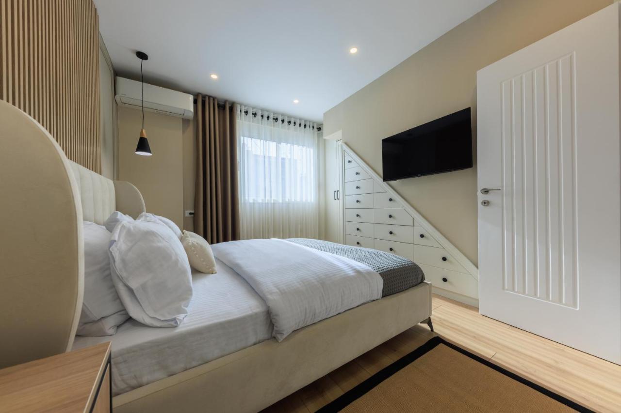 One-Bedroom Rooftop Skyline Central Hidden Gem In Tirana Exterior foto