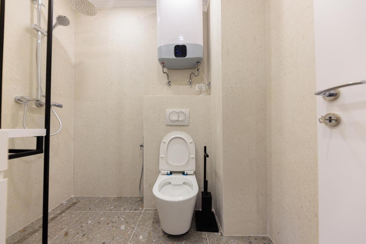 One-Bedroom Rooftop Skyline Central Hidden Gem In Tirana Exterior foto